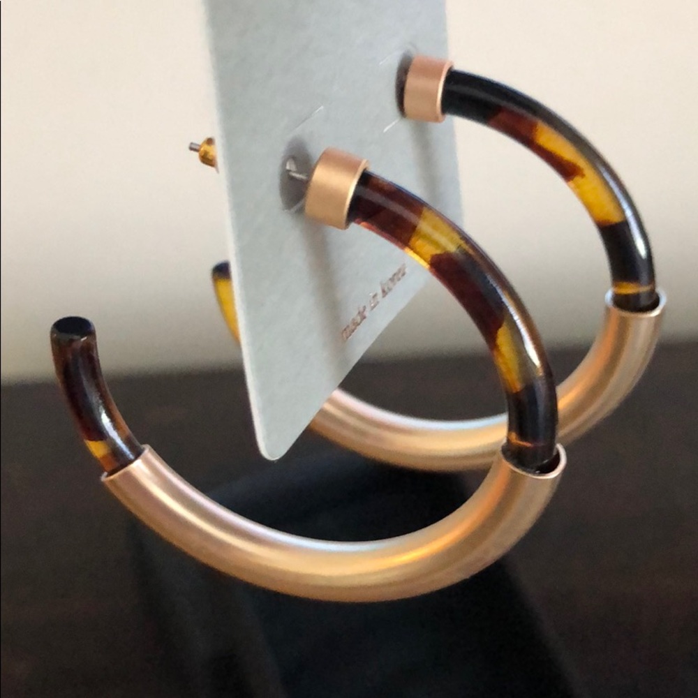Tortoise & gold hoops